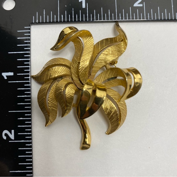 Vintage Crown Trifari Brooch Brushed Gold Tone Textured Ribbon Leaf - Picture 11 of 12